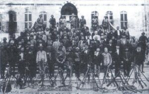24 Nisan 1915 sırasında kapatılan Ermeni çetecilerinin kilise ve meskun Ermenilere ait evlerde, depolarda, ele geçirilen binlerce silah ve mühimmattan küçük bir örnek karesi