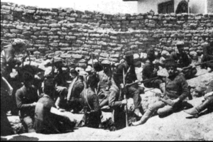 Van Kalesi'ne saldırmak için mevzilenen Ermeni saldırganları 